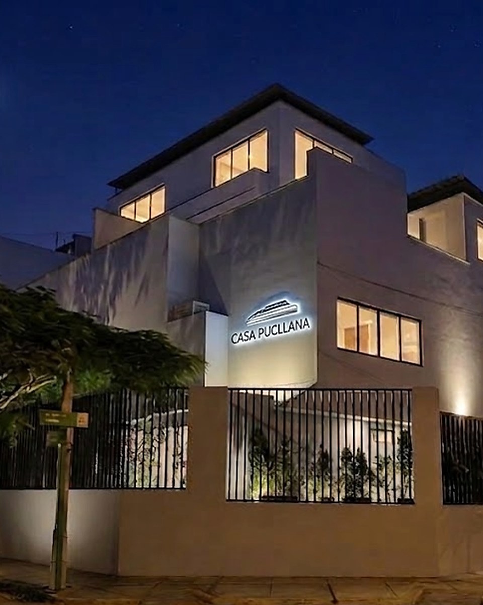 Fachada de Casa Pucllana de noche, Miraflores Lima