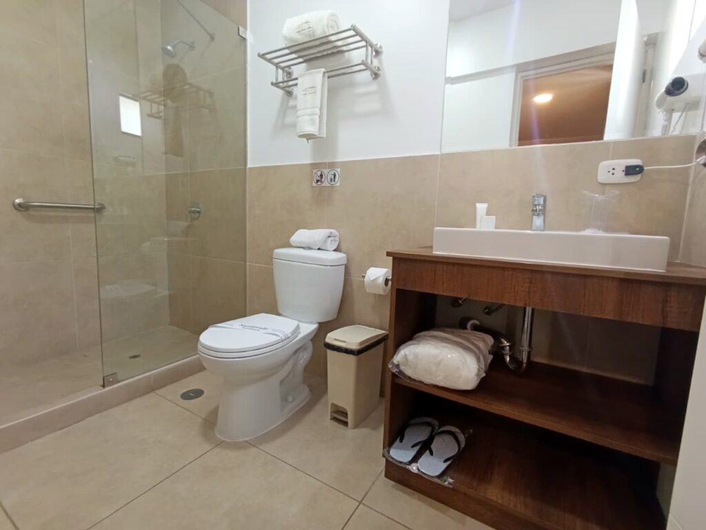 Baño habitación Casa Pucllana Miraflores